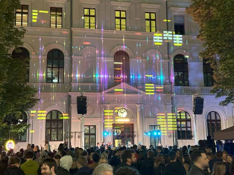 Uni Vibes 2025 - Beleuchtete Fassade