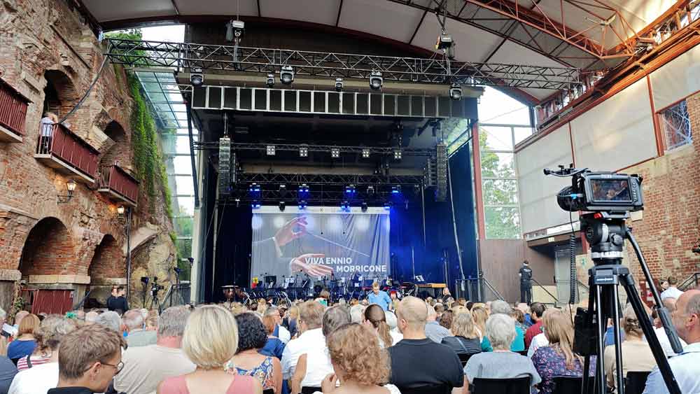 Kasematten Bühne Graz mit Publikum bei Morricone