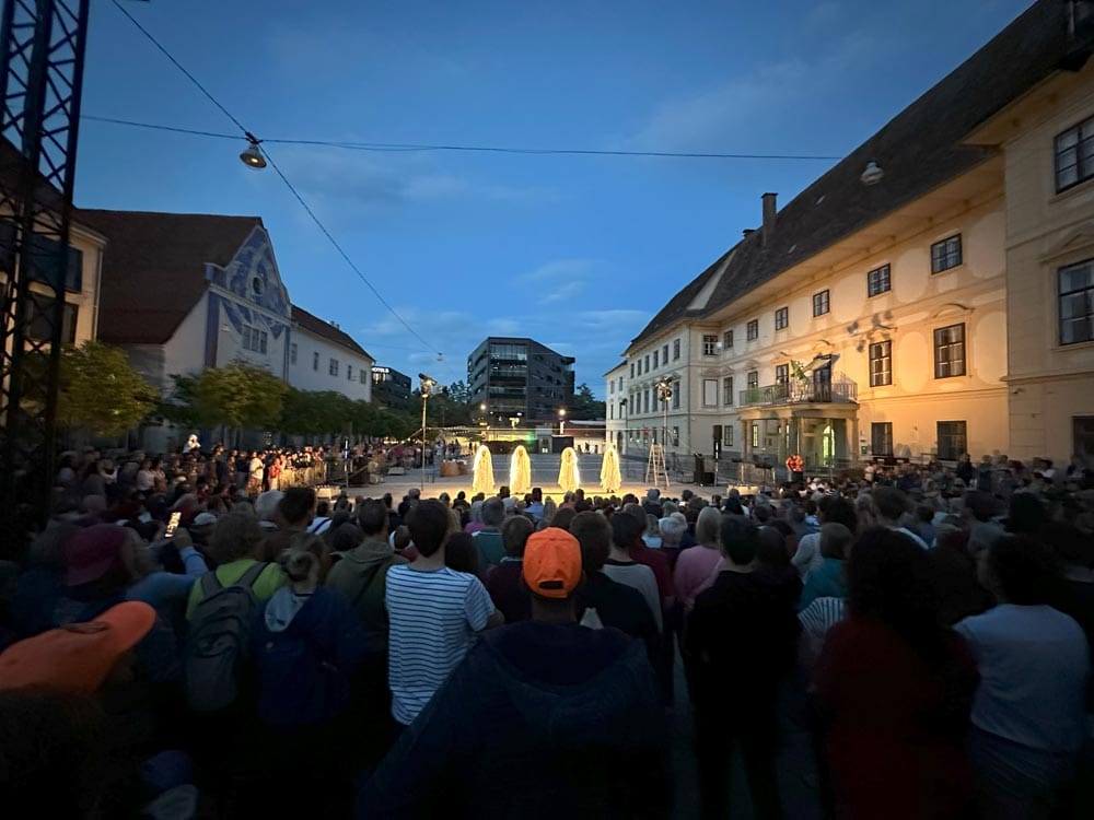La Strada 25, Vorstellung Karmeliterplatz
