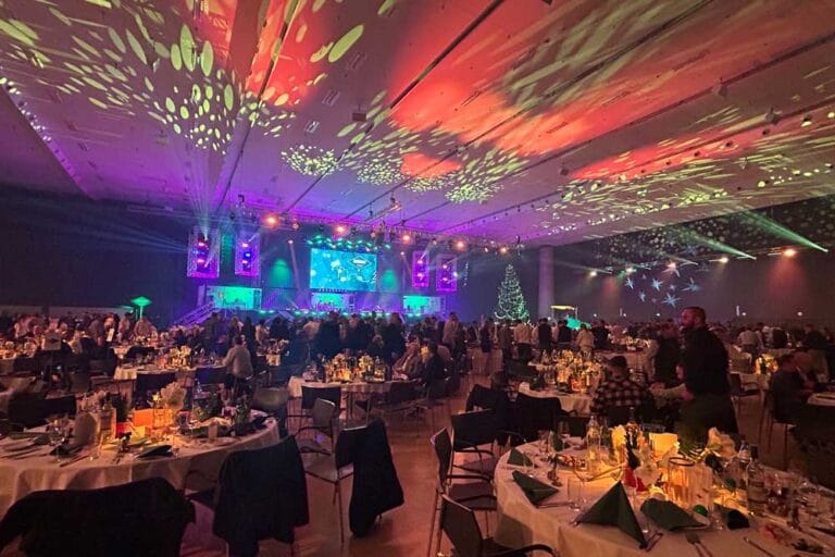 Granit Weihnachtsfeier 2025 - Hauptbühne im Saal